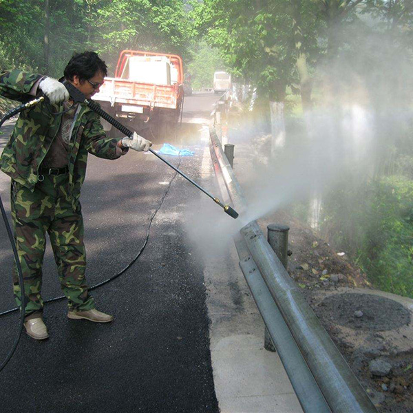 市政护栏高压管道清洗机使用现场